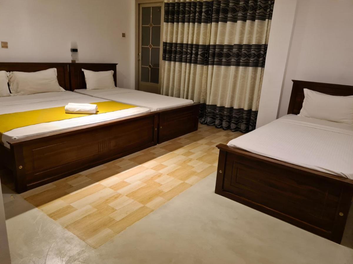 Cafe And Pub By Yasri Hotel Weligama Exterior foto