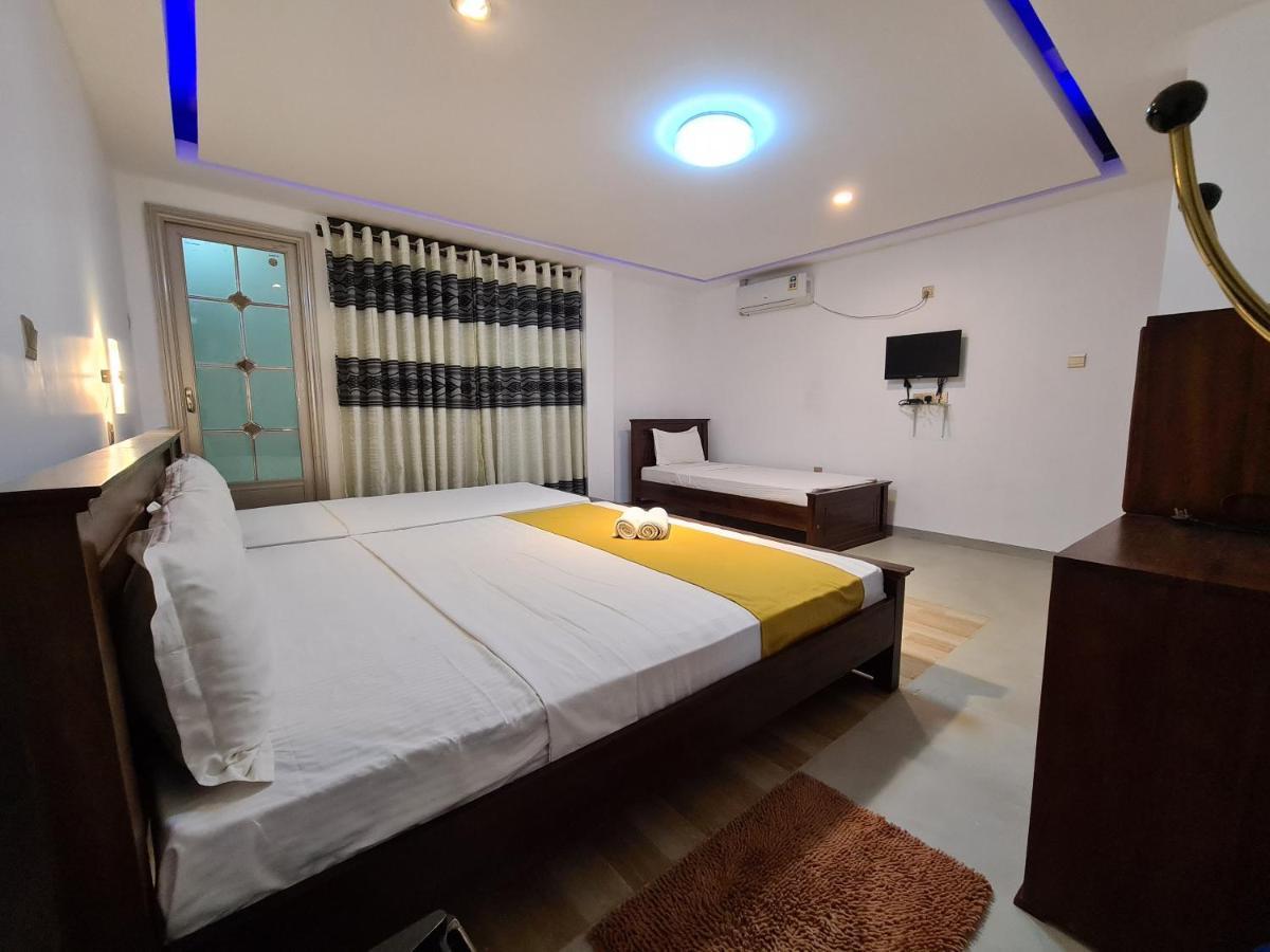 Cafe And Pub By Yasri Hotel Weligama Exterior foto