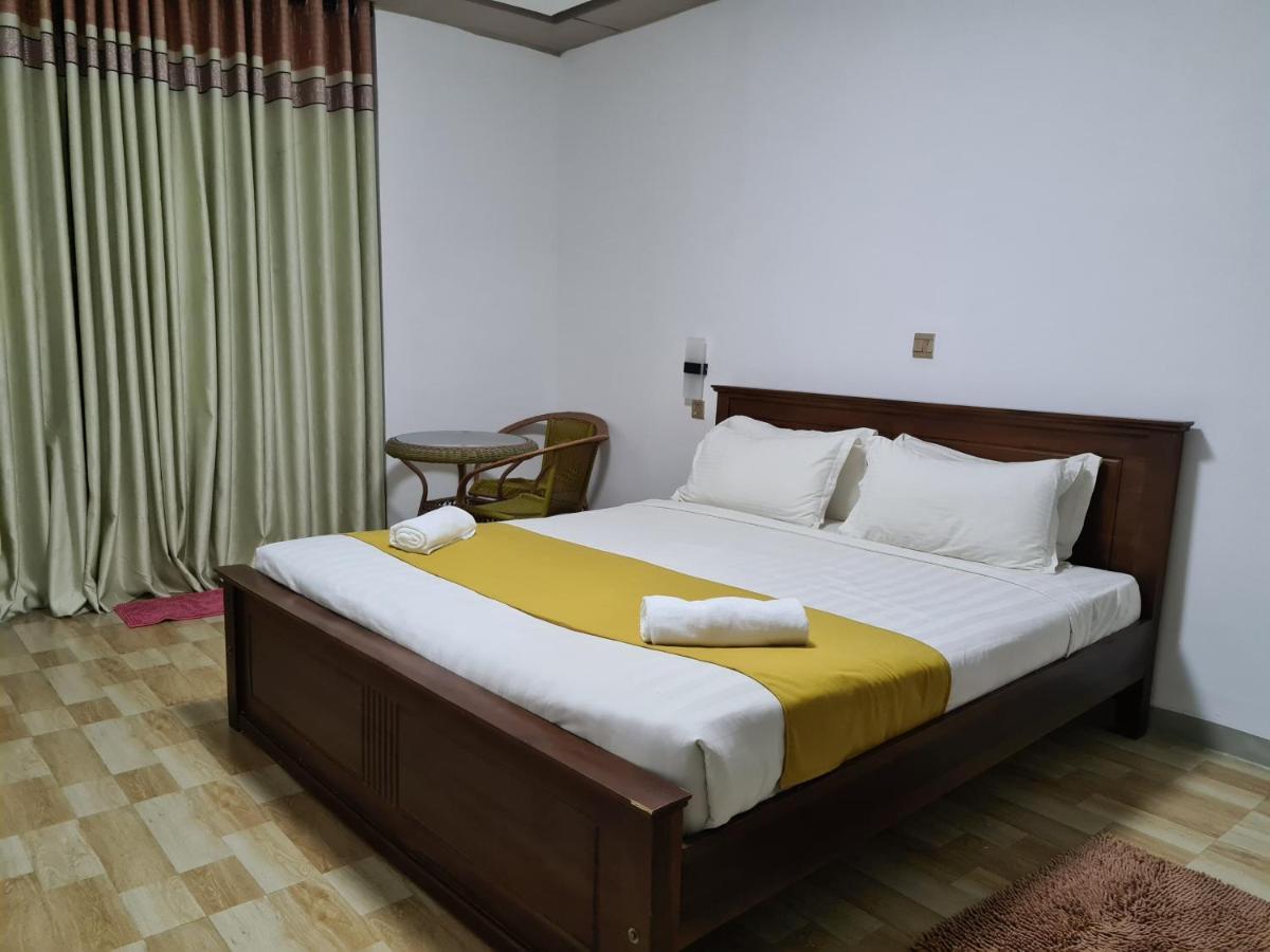 Cafe And Pub By Yasri Hotel Weligama Exterior foto